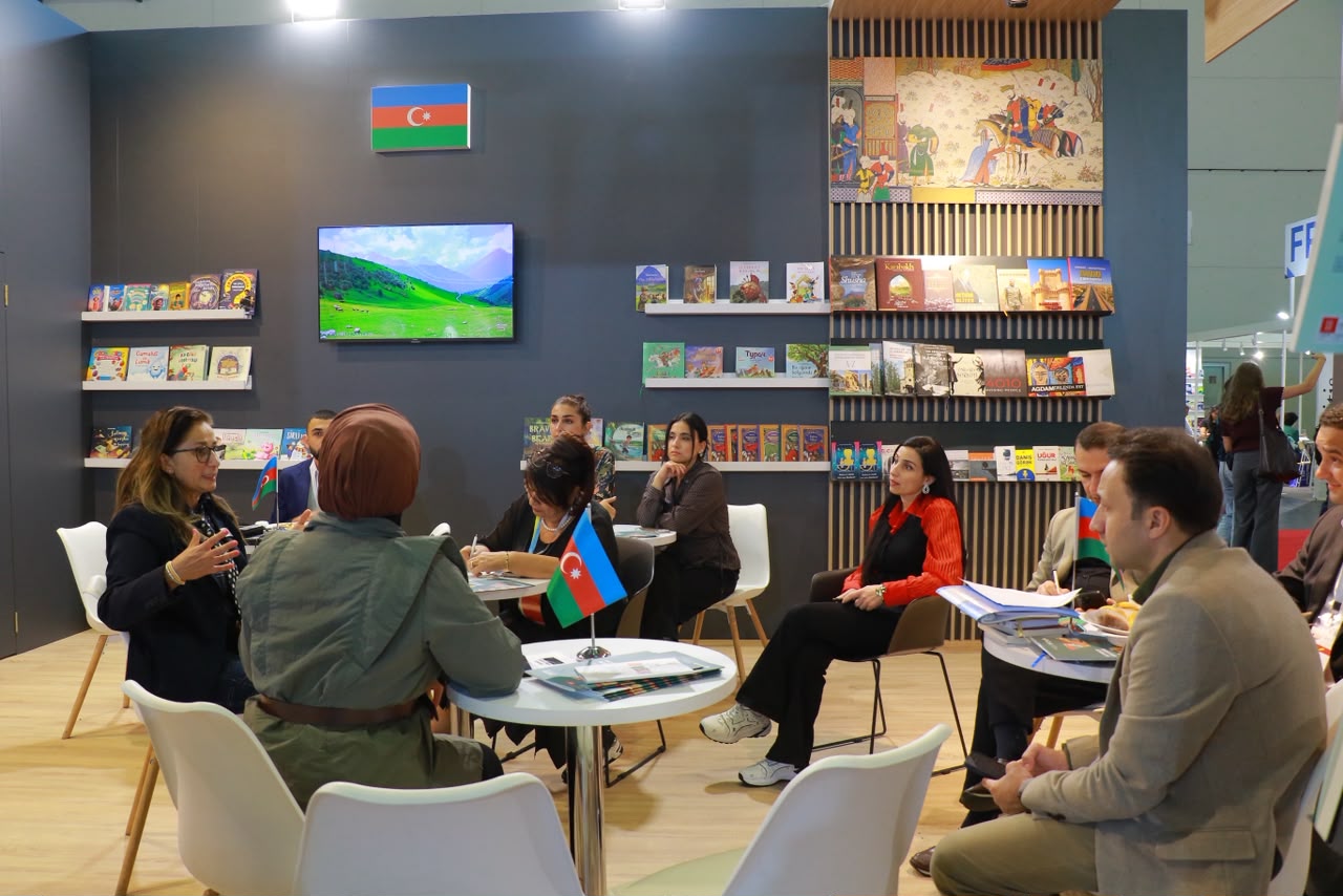 Azərbaycan nəşriyyatları Frankfurt Kitab Sərgisində xarici nəşriyyatlarla işgüzar görüşlər keçirib (FOTO)