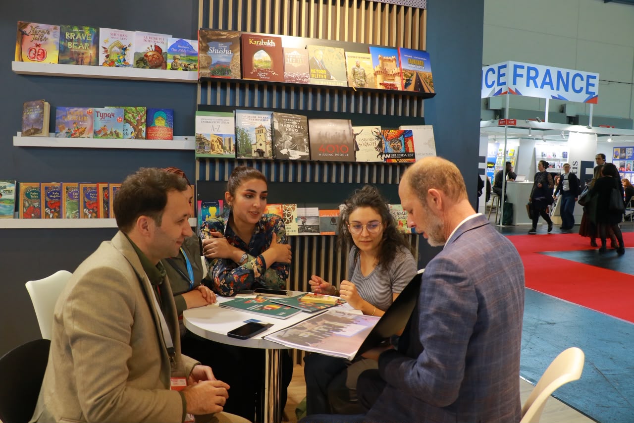 Azərbaycan nəşriyyatları Frankfurt Kitab Sərgisində xarici nəşriyyatlarla işgüzar görüşlər keçirib (FOTO)
