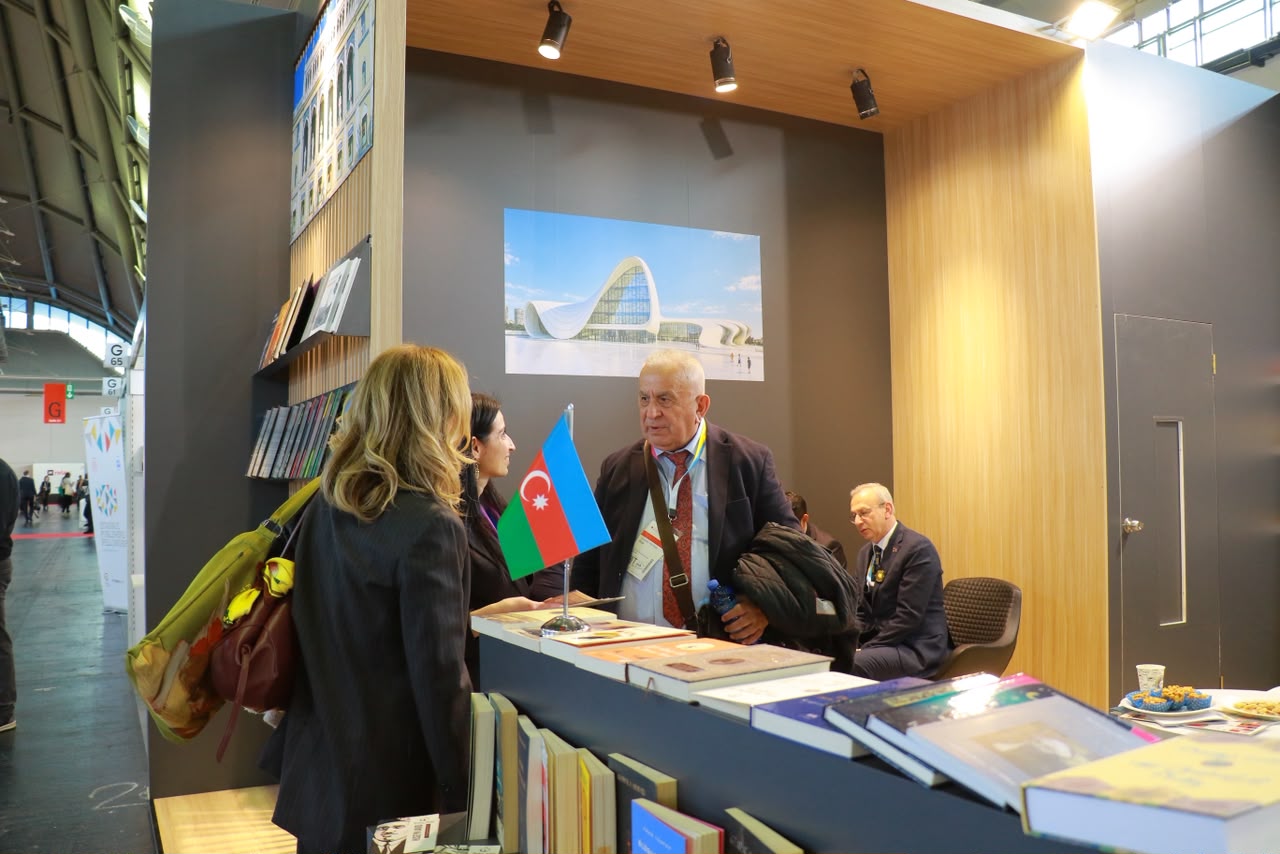 Azərbaycan nəşriyyatları Frankfurt Kitab Sərgisində xarici nəşriyyatlarla işgüzar görüşlər keçirib (FOTO)