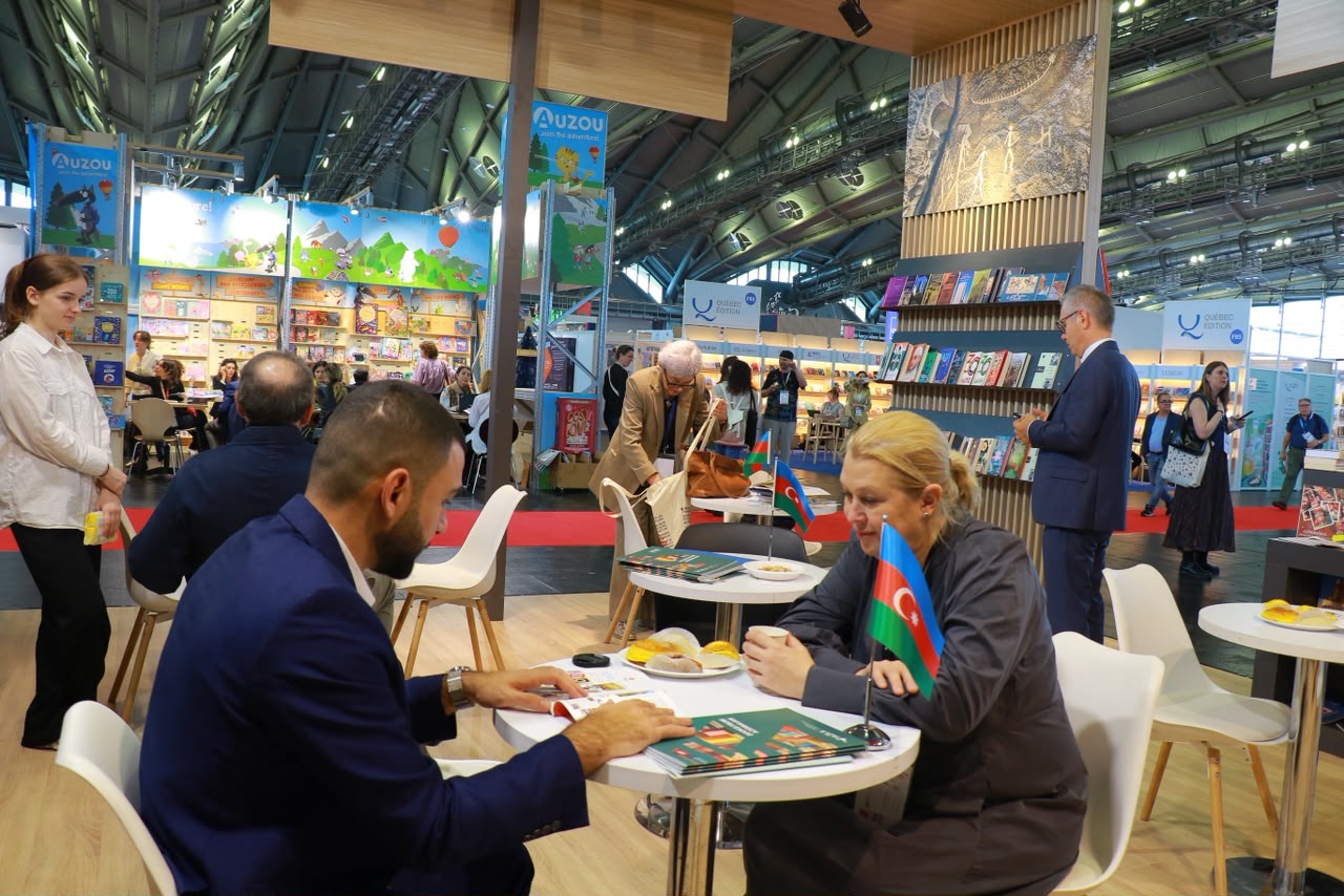 Azərbaycan nəşriyyatları Frankfurt Kitab Sərgisində xarici nəşriyyatlarla işgüzar görüşlər keçirib (FOTO)