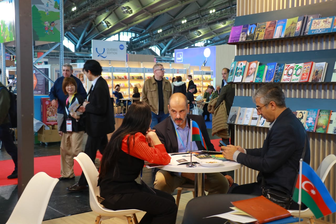 Azərbaycan nəşriyyatları Frankfurt Kitab Sərgisində xarici nəşriyyatlarla işgüzar görüşlər keçirib (FOTO)