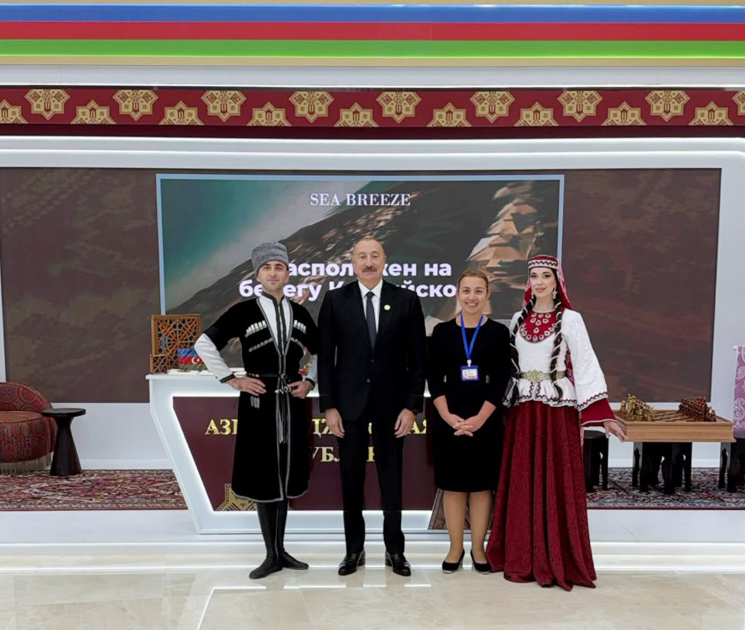 Prezident İlham Əliyev Türkmənbaşıda MDB-nin iştirakçı ölkələrinin milli stendləri ilə tanış olub (FOTO)