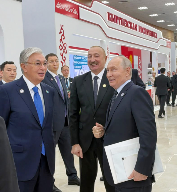 Prezident İlham Əliyev Türkmənbaşıda MDB-nin iştirakçı ölkələrinin milli stendləri ilə tanış olub (FOTO)