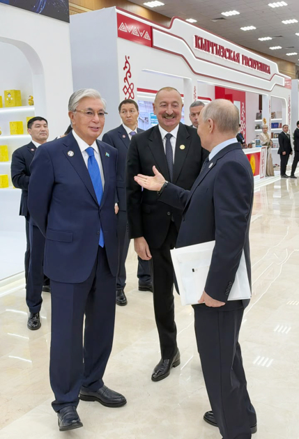 Prezident İlham Əliyev Türkmənbaşıda MDB-nin iştirakçı ölkələrinin milli stendləri ilə tanış olub (FOTO)