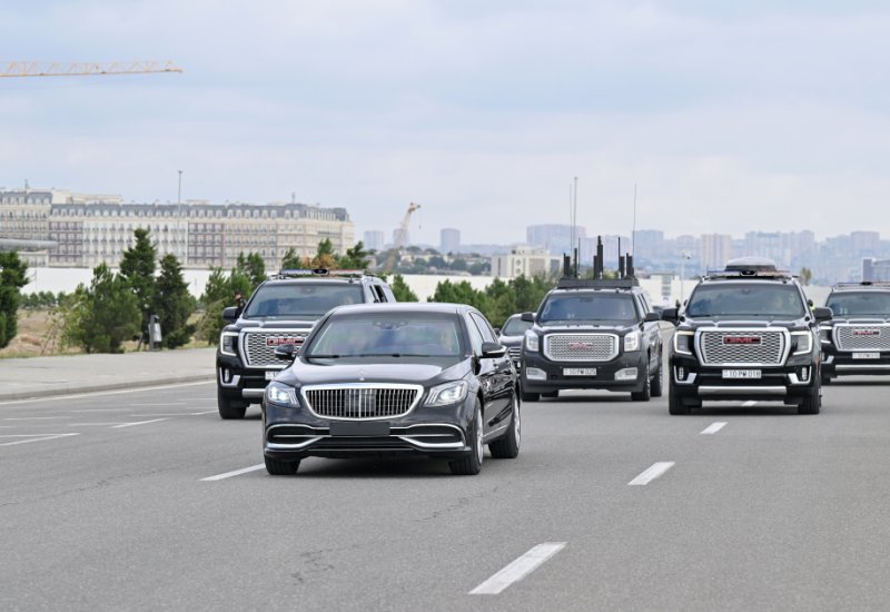 Prezident İlham Əliyev sükan arxasında Ramzan Kadırov ilə birlikdə "Ağ Şəhər"ə doğru hərəkət edib (FOTO)
