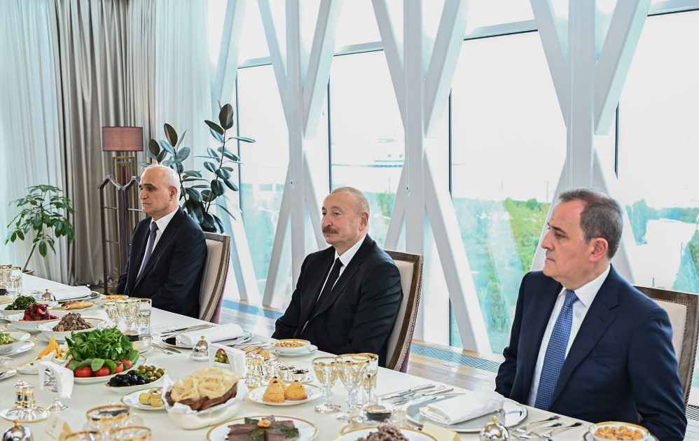 Prezident İlham Əliyev və Rusiyanın Çeçenistan Respublikasının başçısı birgə nahar ediblər (FOTO)