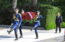 Kambocanın Baş naziri Fəxri xiyabanda Ümummilli Lider Heydər Əliyevin məzarını ziyarət edib (FOTO)
