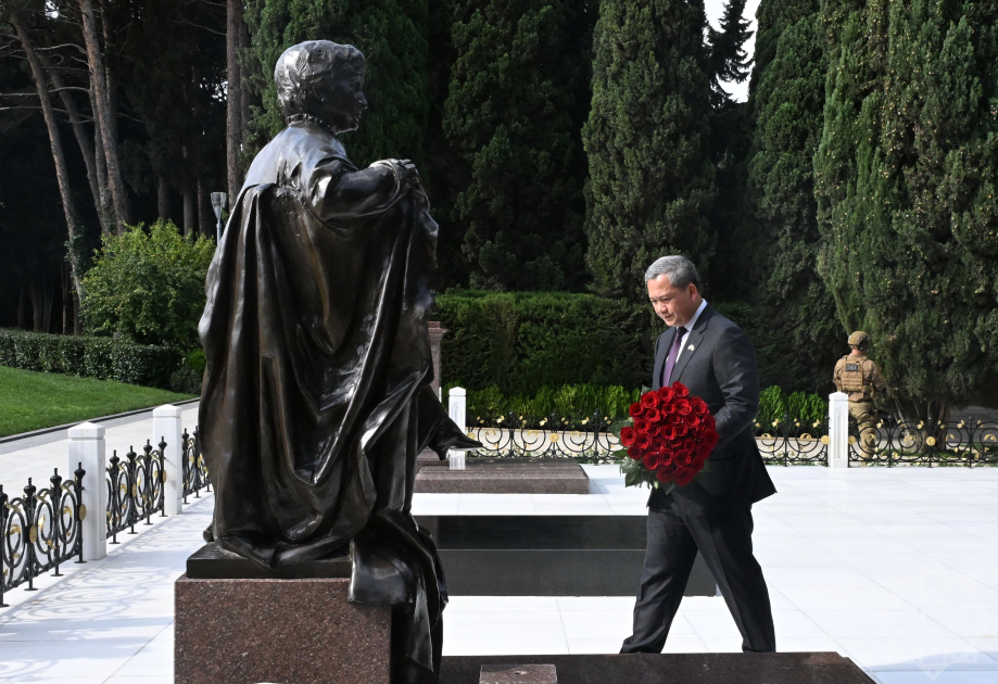 Kambocanın Baş naziri Fəxri xiyabanda Ümummilli Lider Heydər Əliyevin məzarını ziyarət edib (FOTO)