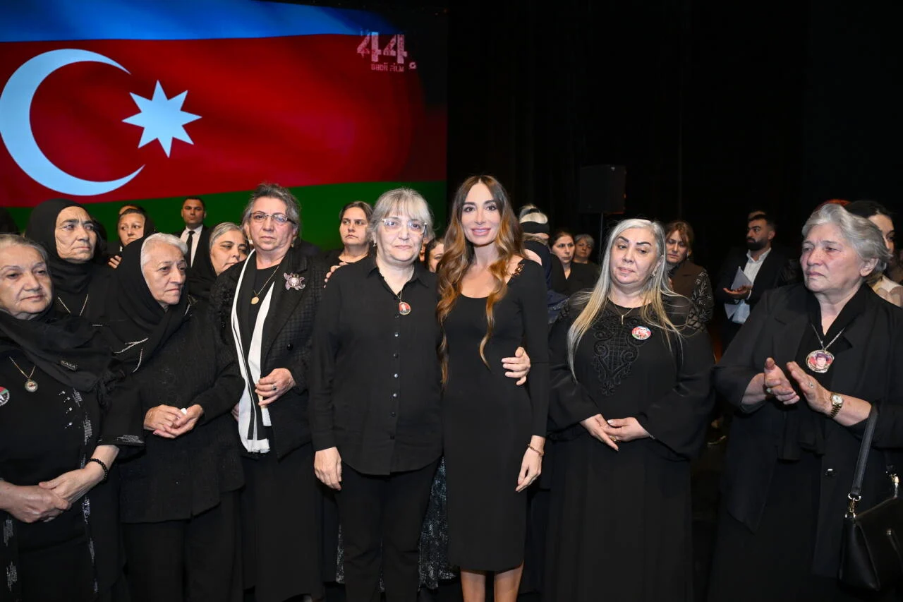 Heydər Əliyev Mərkəzində "44"ün premyerası keçirilib – göz yaşları, qürur və alqışlar (FOTOLAR)