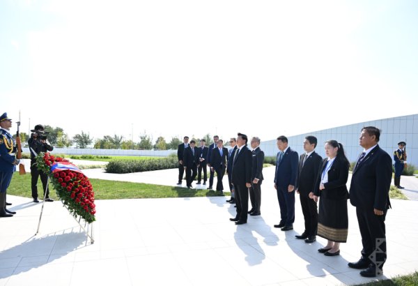 Laos Prezidenti Zəfər parkını ziyarət edib (FOTO)