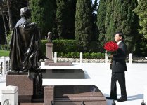 Laos Prezidenti Fəxri xiyabanı ziyarət edib (FOTO)