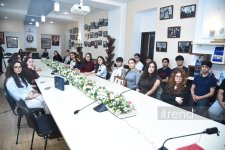“Zərərli xarici təsirlərə və saxta xəbərlərə qarşı sayıqlığın artırılmasına dəstək” layihəsi çərçivəsində Azərbaycan Dillər Universitetinin tələbələri ilə görüş keçirilib (FOTO/VİDEO)
