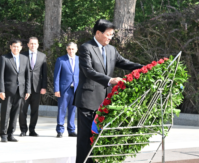Laos Prezidenti Fəxri xiyabanı ziyarət edib (FOTO)