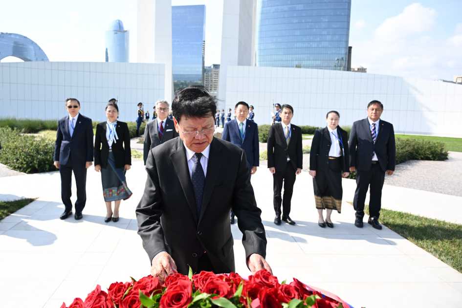 Laos Prezidenti Zəfər parkını ziyarət edib (FOTO)