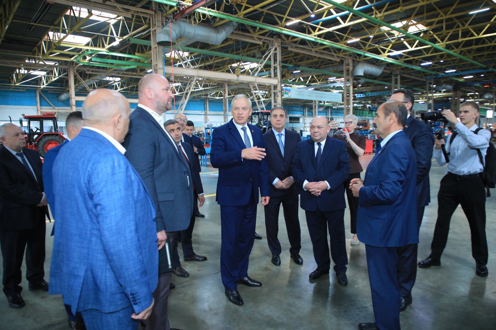 Belaruslu nümayəndələr Gəncə Avtomobil Zavodunda istehsal prosesi ilə tanış olublar (FOTO)