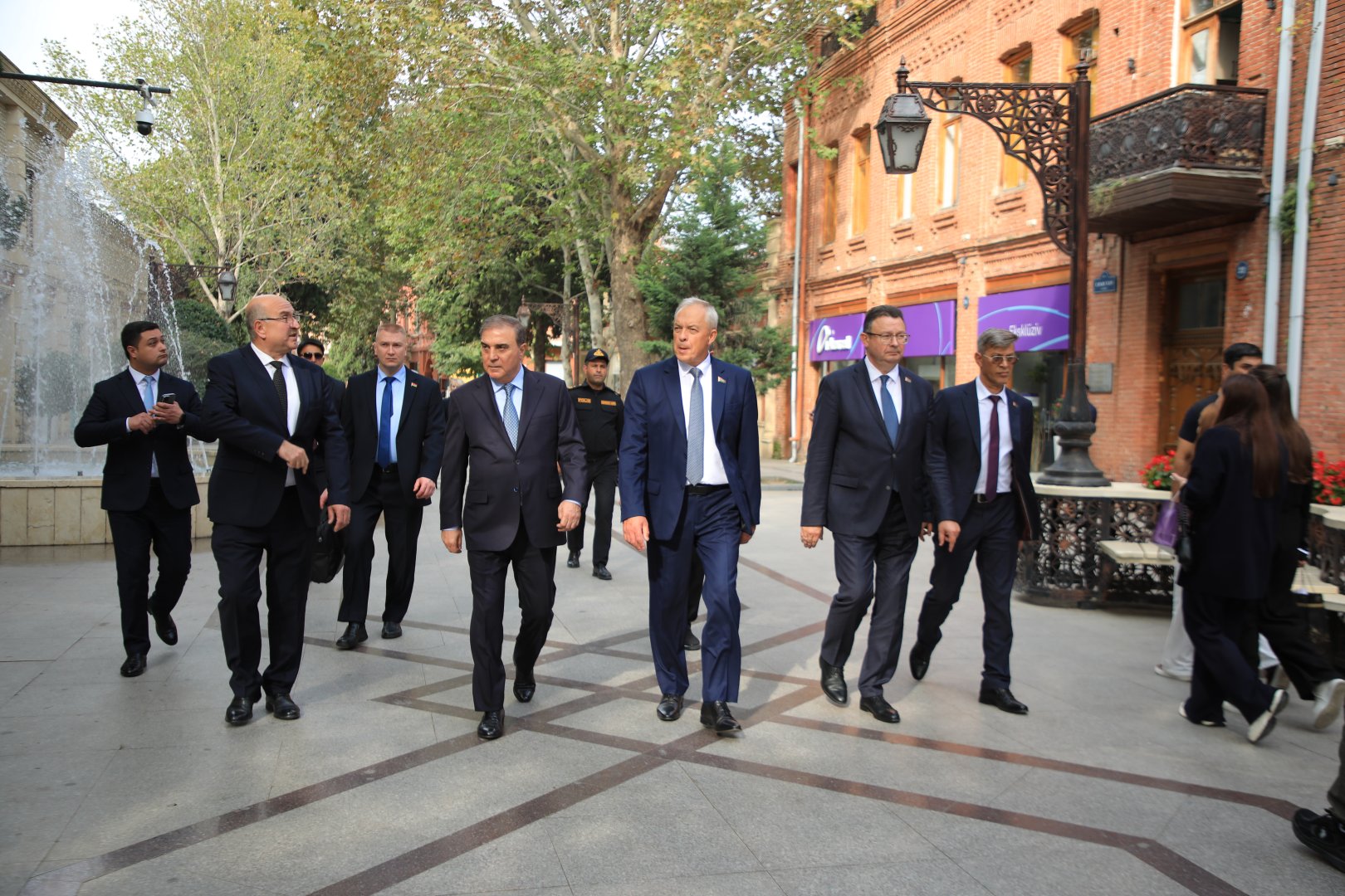 Belaruslu nümayəndələr Gəncə Avtomobil Zavodunda istehsal prosesi ilə tanış olublar (FOTO)