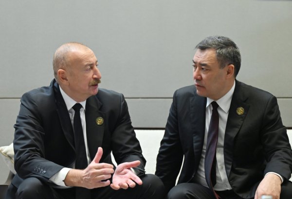 Prezident İlham Əliyev və Sadır Japarov AQEM sammiti çərçivəsində qeyri-rəsmi söhbət ediblər (FOTO)