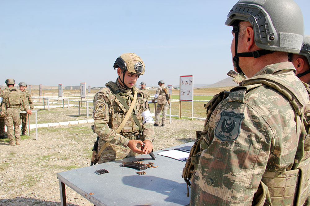 Ehtiyatda olan xüsusi təyinatlılar təlimlərə cəlb olunub (FOTO)