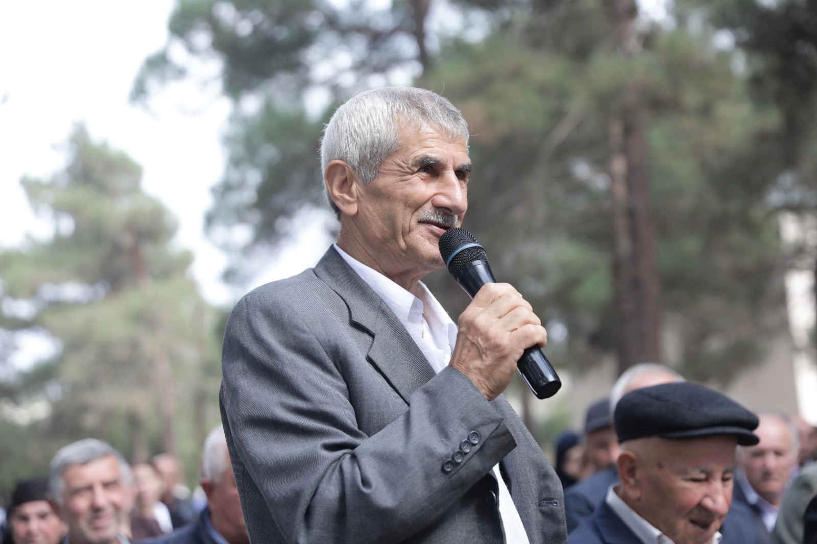 Xaçmaz Rayon İcra Hakimiyyətinin başçısı Elnur Rzayev Yalama kəndində vətəndaşların müraciət və təkliflərini dinləyib (FOTO)