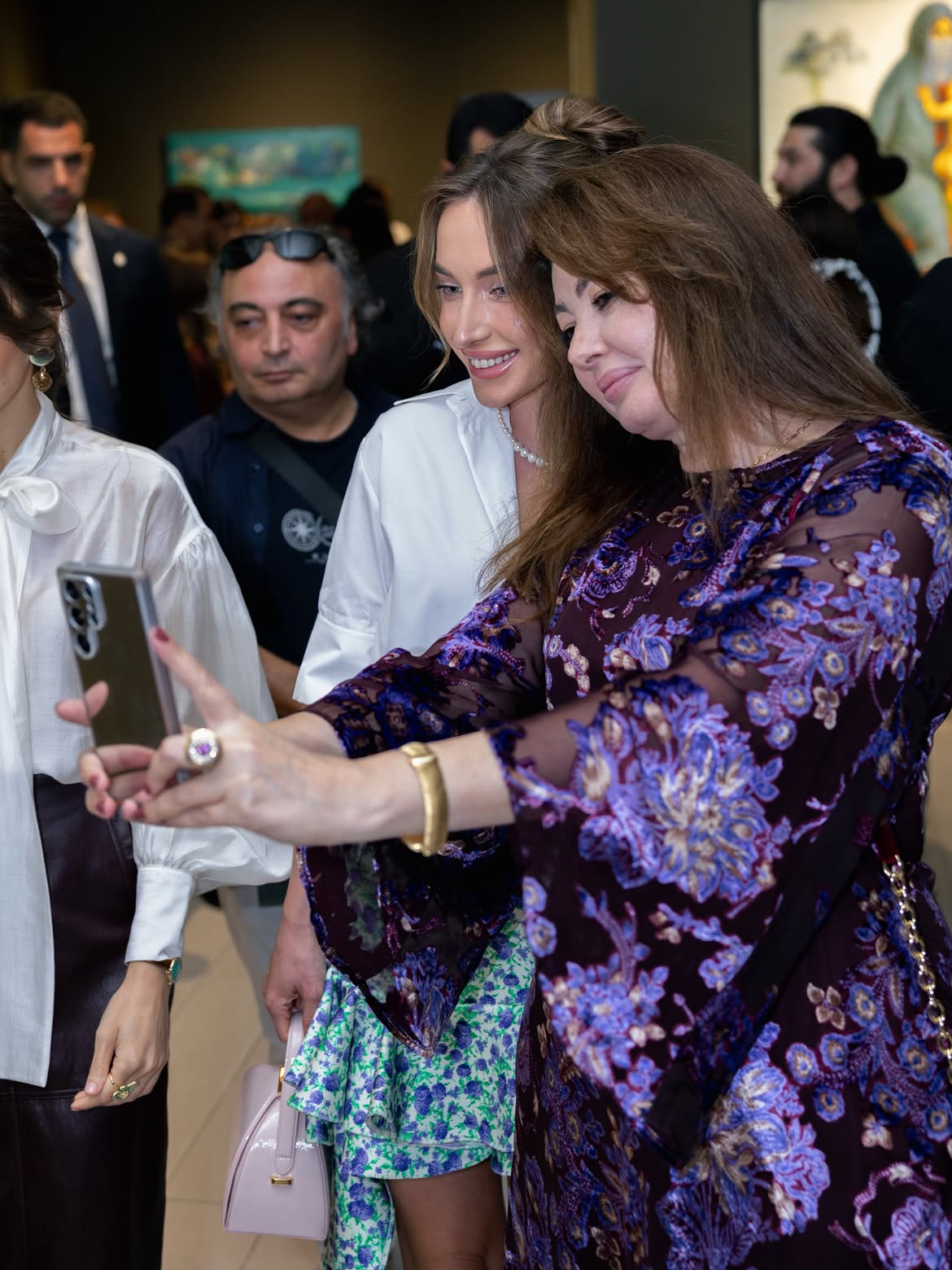 Alyona Əliyeva Anar Hüseynzadənin "O" adlı sərgisindən görüntülər paylaşıb (FOTO)