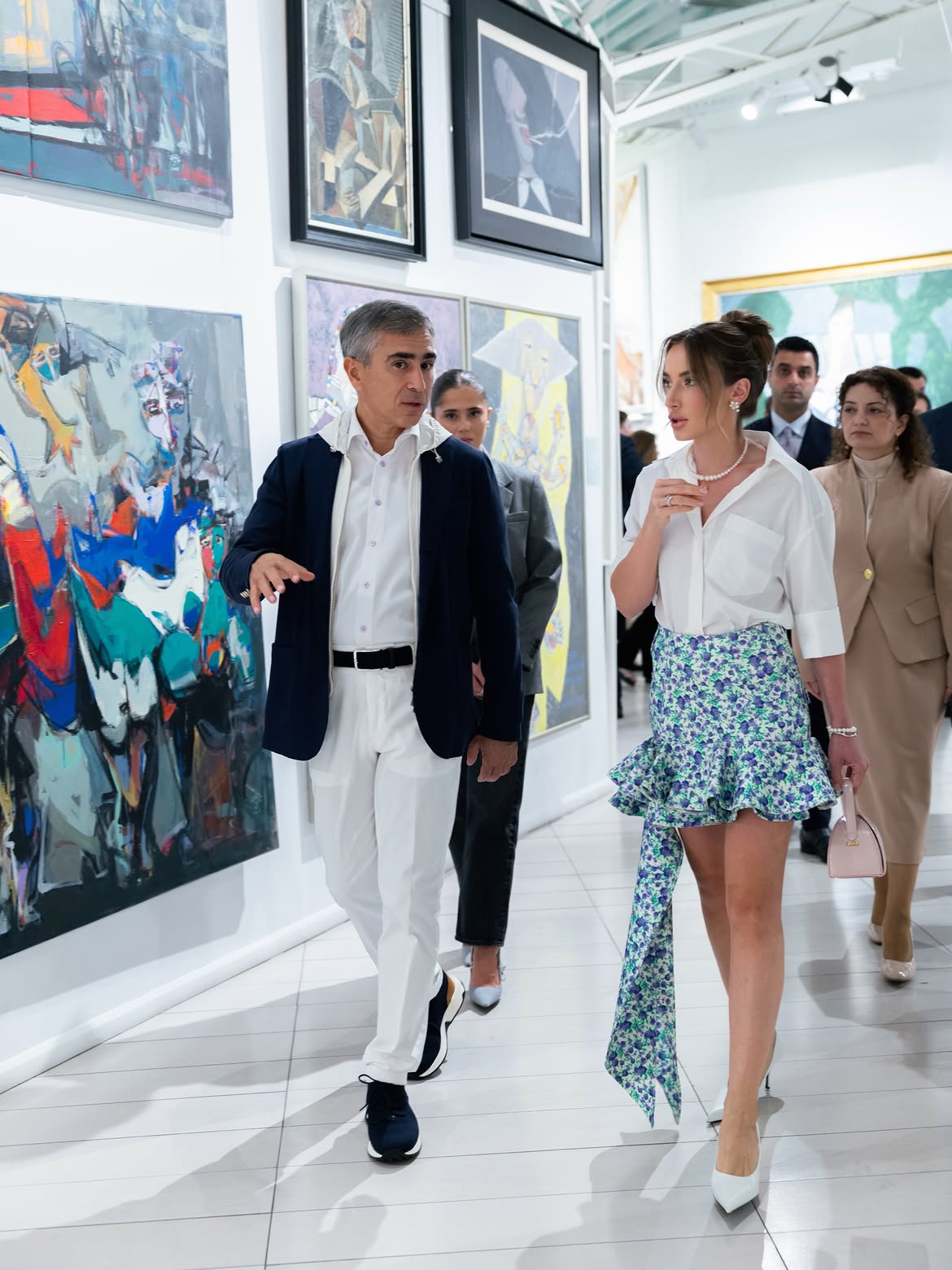 Alyona Əliyeva Anar Hüseynzadənin "O" adlı sərgisindən görüntülər paylaşıb (FOTO)