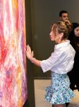 Alyona Əliyeva Anar Hüseynzadənin "O" adlı sərgisindən görüntülər paylaşıb (FOTO)