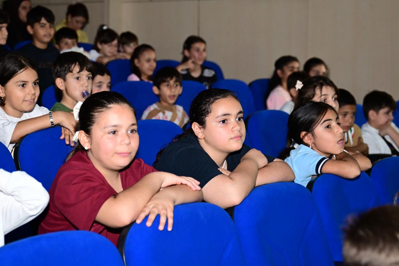 Füzuli teatrı Şəhər Günündə “Tıq-tıq xanım” tamaşası ilə uşaqları sevindirib (FOTO)