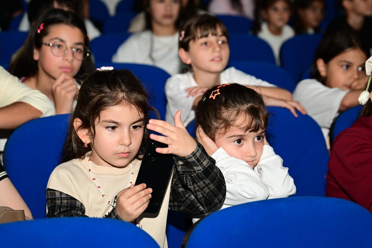 Füzuli teatrı Şəhər Günündə “Tıq-tıq xanım” tamaşası ilə uşaqları sevindirib (FOTO)