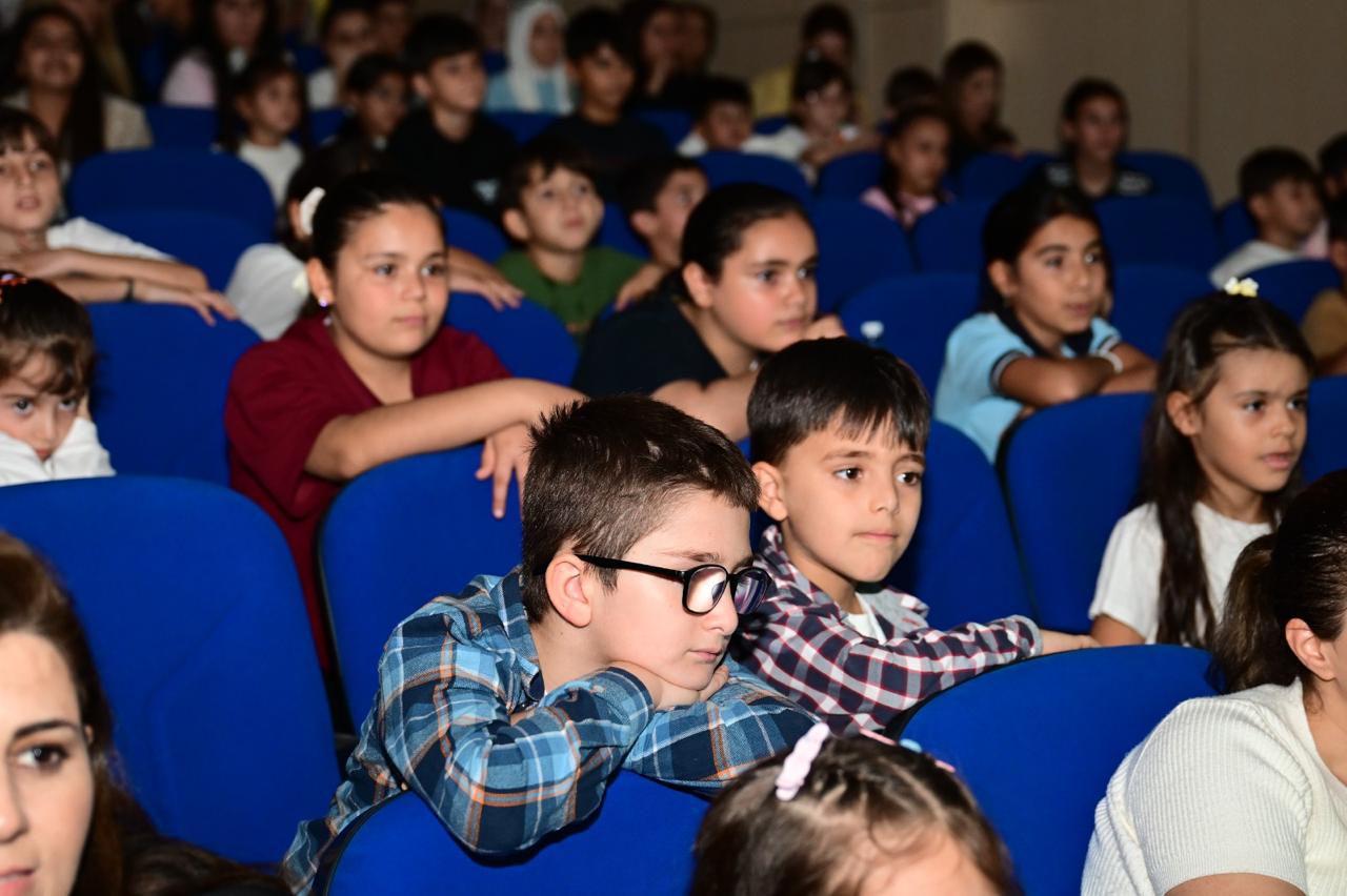 Füzuli teatrı Şəhər Günündə “Tıq-tıq xanım” tamaşası ilə uşaqları sevindirib (FOTO)