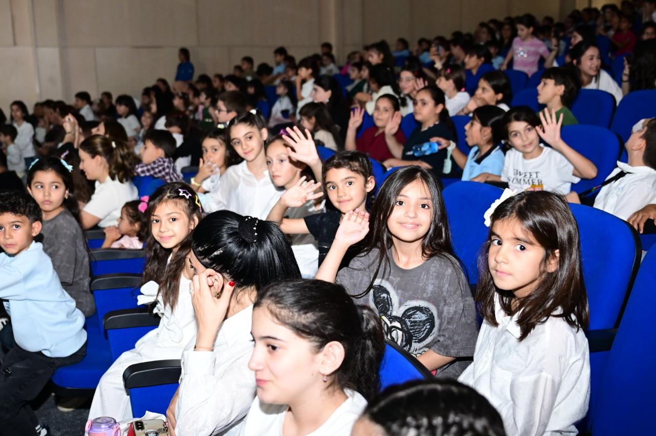 Füzuli teatrı Şəhər Günündə “Tıq-tıq xanım” tamaşası ilə uşaqları sevindirib (FOTO)