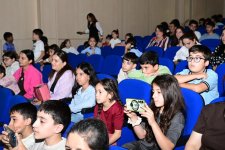 Füzuli teatrı Şəhər Günündə “Tıq-tıq xanım” tamaşası ilə uşaqları sevindirib (FOTO)