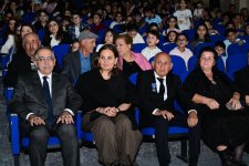 Füzuli teatrı Şəhər Günündə “Tıq-tıq xanım” tamaşası ilə uşaqları sevindirib (FOTO)
