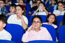 Füzuli teatrı Şəhər Günündə “Tıq-tıq xanım” tamaşası ilə uşaqları sevindirib (FOTO)