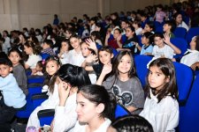 Füzuli teatrı Şəhər Günündə “Tıq-tıq xanım” tamaşası ilə uşaqları sevindirib (FOTO)