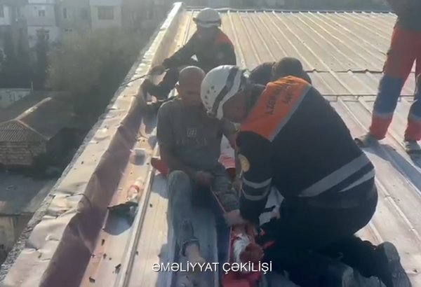 Sumqayıtda tikilinin damında təmir işləri aparan şəxs xasarət alıb