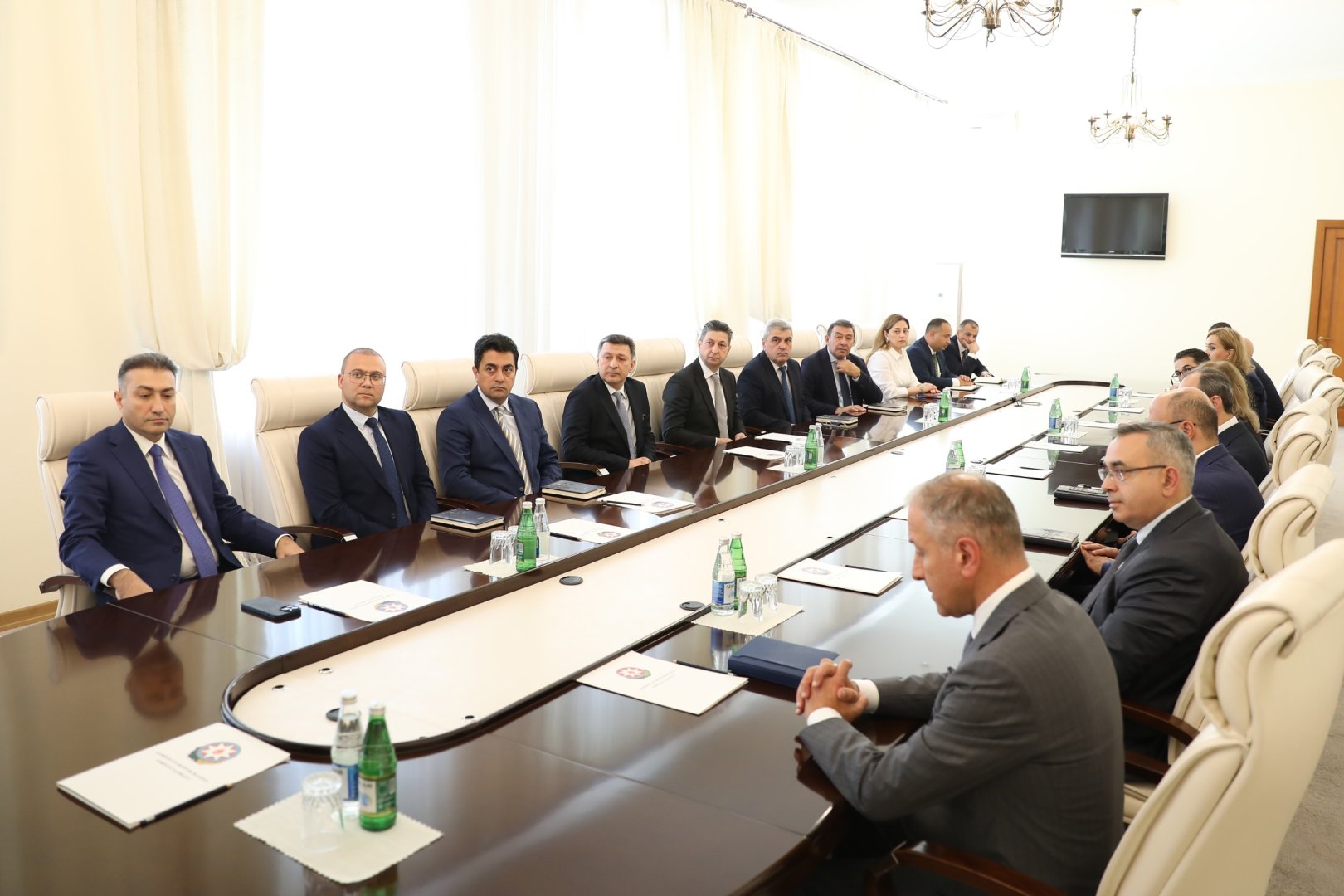 Eks-nazir yeni naziri kollektivə təqdim etdi (FOTO)