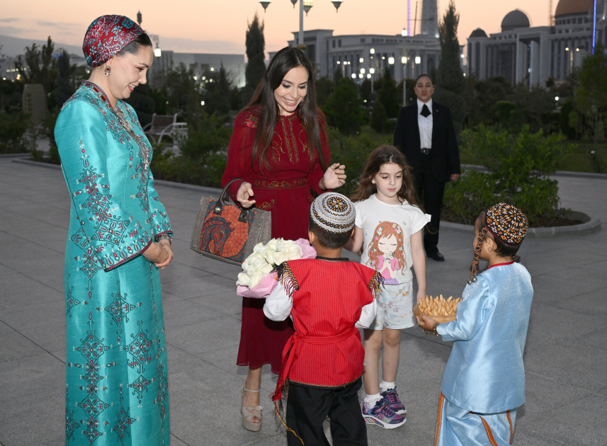 Leyla Əliyeva Arkadağ şəhərində Uşaq Sağlamlığı və Reabilitasiya Mərkəzinin fəaliyyəti ilə tanış olub (FOTO)