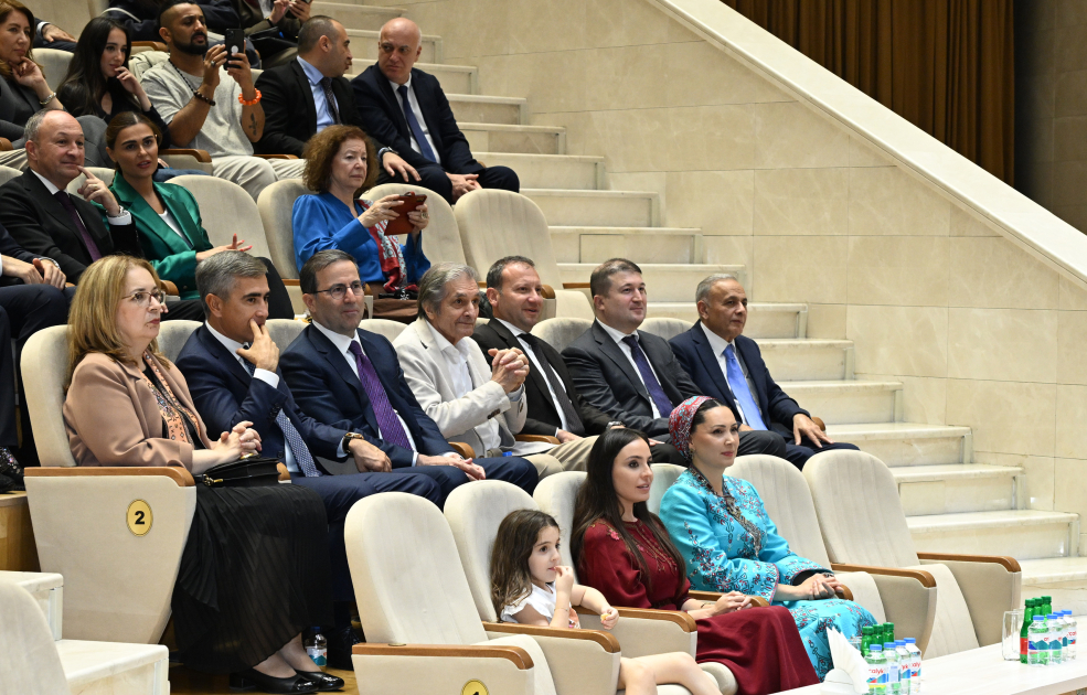 Leyla Əliyeva Arkadağ şəhərində əfsanəvi "Galkynyş" milli atüstü oyunlar qrupunun çıxışını izləyib (FOTO)