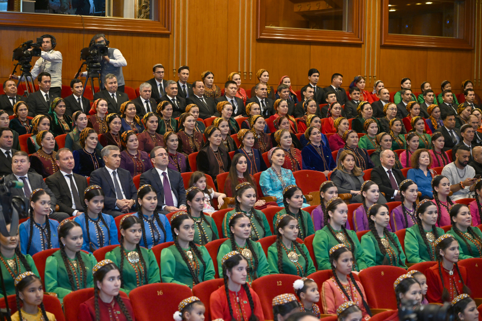 Leyla Əliyeva Aşqabadda Türkmənistan Dövlət Simfonik Orkestrinin konsertini izləyib (FOTO)
