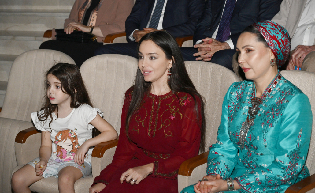 Leyla Əliyeva Arkadağ şəhərində əfsanəvi "Galkynyş" milli atüstü oyunlar qrupunun çıxışını izləyib (FOTO)
