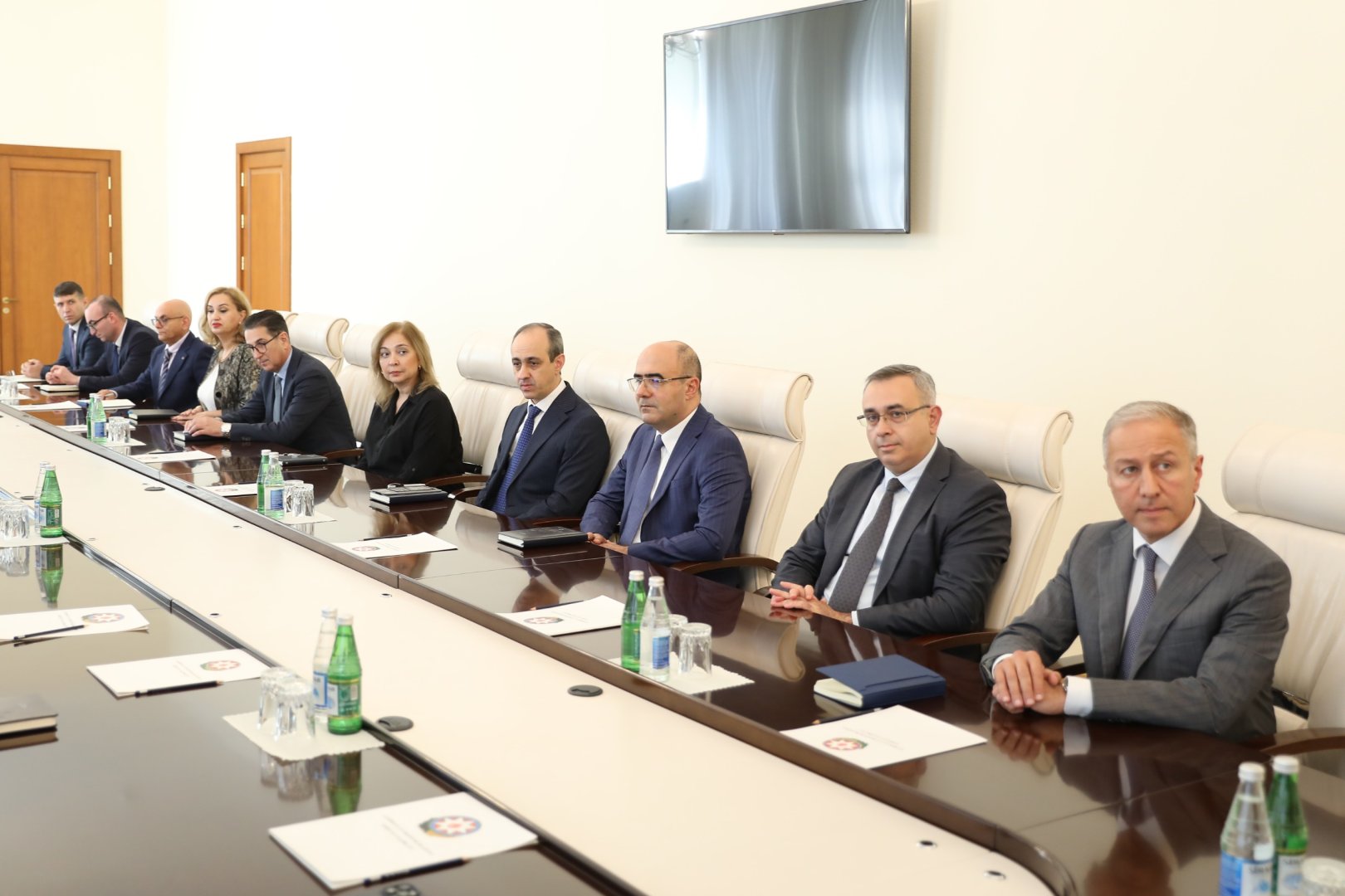 Eks-nazir yeni naziri kollektivə təqdim etdi (FOTO)