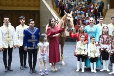 Leyla Əliyeva Arkadağ şəhərində əfsanəvi "Galkynyş" milli atüstü oyunlar qrupunun çıxışını izləyib (FOTO)