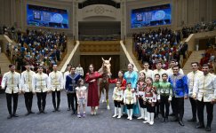 Leyla Əliyeva Arkadağ şəhərində əfsanəvi "Galkynyş" milli atüstü oyunlar qrupunun çıxışını izləyib (FOTO)
