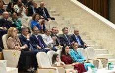 Leyla Əliyeva Arkadağ şəhərində əfsanəvi "Galkynyş" milli atüstü oyunlar qrupunun çıxışını izləyib (FOTO)