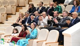 Leyla Əliyeva Arkadağ şəhərində əfsanəvi "Galkynyş" milli atüstü oyunlar qrupunun çıxışını izləyib (FOTO)