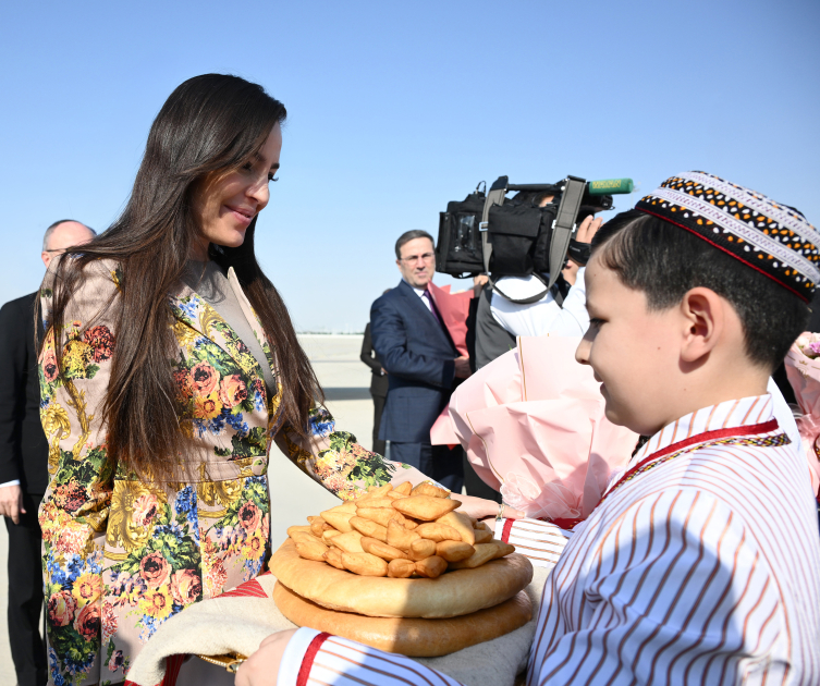 Heydər Əliyev Fondunun vitse-prezidenti Leyla Əliyeva Türkmənistanda səfərdədir (FOTO)