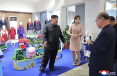 Kim Çen In komaya düşməsi ilə bağlı şayiələrdən sonra ictimaiyyət qarşısına çıxdı (FOTO)