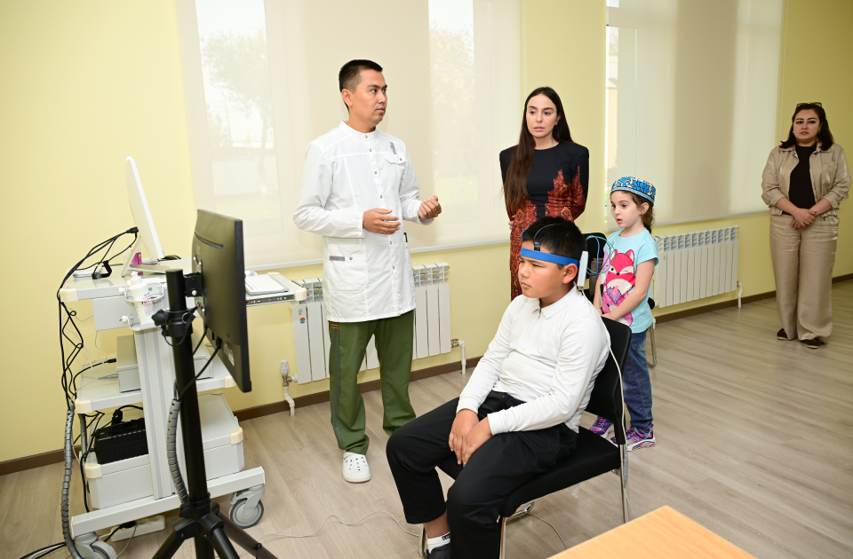 Heydər Əliyev Fondunun vitse-prezidenti Leyla Əliyeva Səmərqənddə xüsusi qayğıya ehtiyacı olan uşaqlar üçün yaradılan mərkəzlərin fəaliyyəti ilə tanış olub (FOTO)