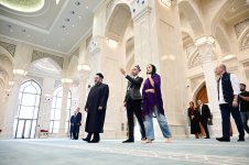 Heydər Əliyev Fondunun vitse-prezidenti Leyla Əliyeva Səmərqənddə “Uşağın gözü ilə dünya” sərgisi və İmam əl-Buxari memorial kompleksi ilə tanış olub (FOTO)