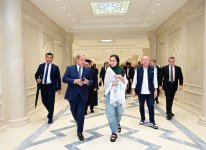 Heydər Əliyev Fondunun vitse-prezidenti Leyla Əliyeva Səmərqənddə “Uşağın gözü ilə dünya” sərgisi və İmam əl-Buxari memorial kompleksi ilə tanış olub (FOTO)